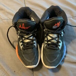 Nike Kyrie Irving Fire and Ice Basketball shoes size 5